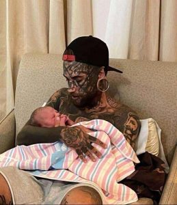 Dad with a body fully covered in tattoos decides to transform his appearance – Here’s why