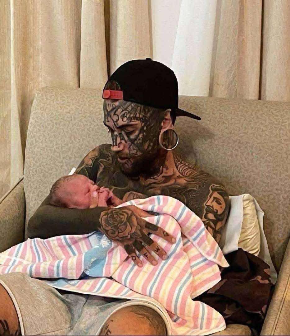 Dad with a body fully covered in tattoos decides to transform his appearance – Here’s why