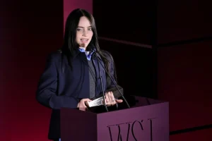 Billie Eilish calls on billionaires: “Give your money to charity!”