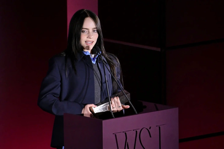 Billie Eilish calls on billionaires: “Give your money to charity!”