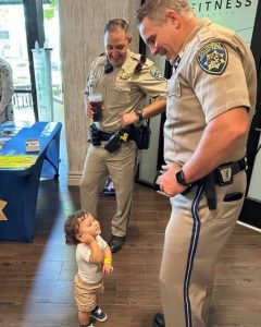 MY SON BECAME BEST FRIENDS WITH TWO POLICE OFFICERS WHILE I WAS JUST WAITING TO GET CASH FROM THE ATM