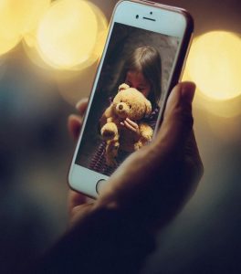 Woman Finds a Second Phone in Her Husband’s Car and Suspects Him of Cheating – But Everything Turned Out Differently