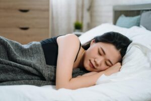 चेतावनी: क्या आप हमेशा दाईं करवट सोते हैं? जानिए इसके फायदे और संभावित जोखिम