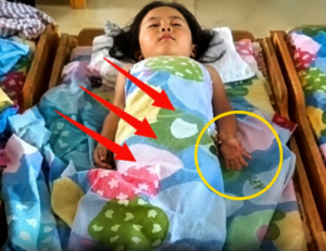 बच्ची जो कभी दोपहर में नहीं सोती थी, अचानक चुपचाप सो गई—मां ने कैमरा देखा तो फूट-फूटकर रो पड़ी