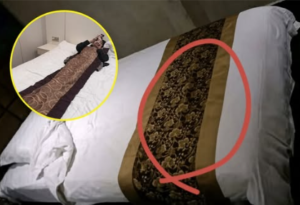 होटल के बिस्तर पर रखा यह कपड़ा आखिर क्यों होता है? 😳